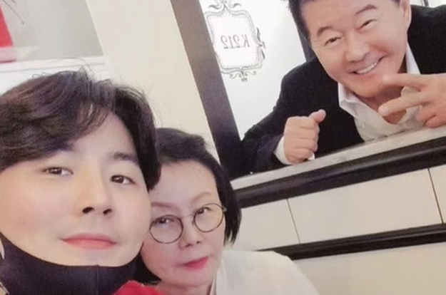태진아, '치매투병' ♥옥경이·아들 이루와 가족 사진 “영원히 행복해”