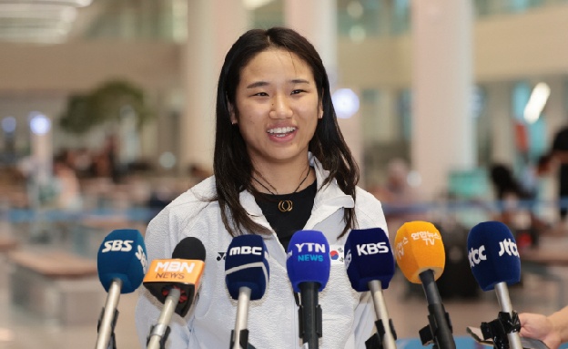 [단독]'안세영 개인후원 쟁탈전 후끈' 4년 천만달러까지 올랐다..리닝, 요넥스와 경쟁에 역대급 최고액 제시