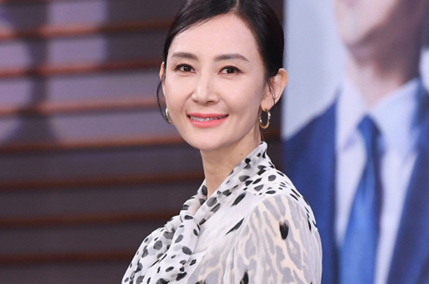 채시라, 연출가 측 폭로 나왔다..“매일 밤 전화해 일부러 안받은 적도 있어”
