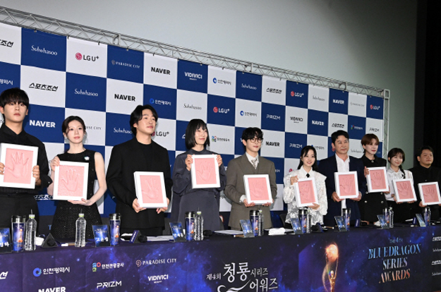 “청룡의 무게감, 느낄 수 있어 행복”..신동엽→박보영, 남긴 영광의 손자국(제4회 BSA 핸드프린팅)