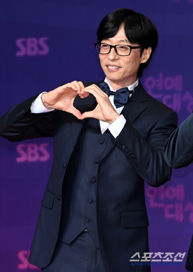 유재석 또 미담 터졌다..“후배들에 본인도 안 입는 명품 선물”