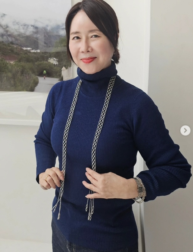 '월세살이 16년' 윤영미, 母 묘소 찾아 먹먹 고백 “쪽잠 자며 빚 갚던 엄마, 효도 못해 죄송”
