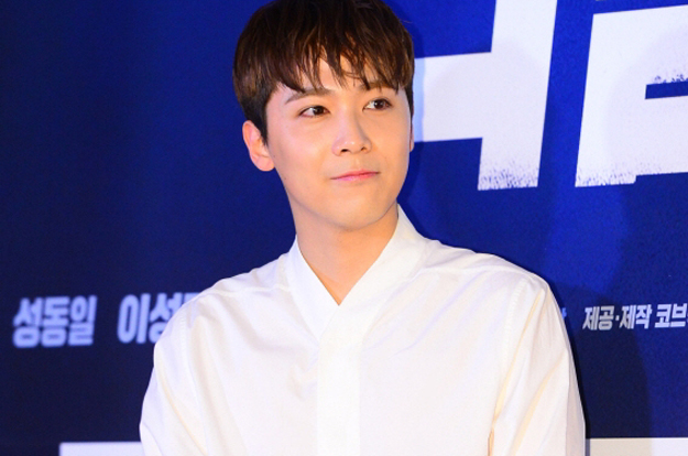 이홍기, 日 그라비아 모델 열애설 첫 입장 “당시엔 열애 아냐”