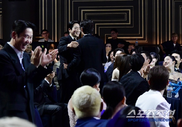 [BSA] 이준영, 호명 혼동에 무대 오르는 해프닝…이준혁 '안아줬다'