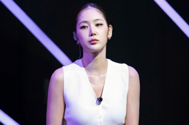 소유, 성형설 부른 -10kg 효과 대단..무대서 '미모 폭발'