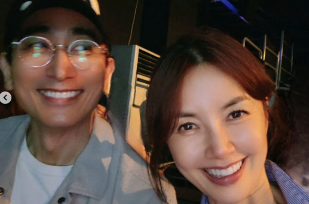 차인표, 소설가로 대박났다...♥신애라 “매일 사라지더니 60살 직전 신진상”