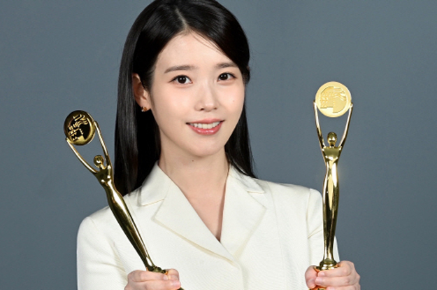 [단독] '폭싹' 여우주연상 아이유 “무대공포증에 과호흡 와..이렇게 떤 것 처음이에요”(제4회 청룡시리즈어워즈 인터뷰)