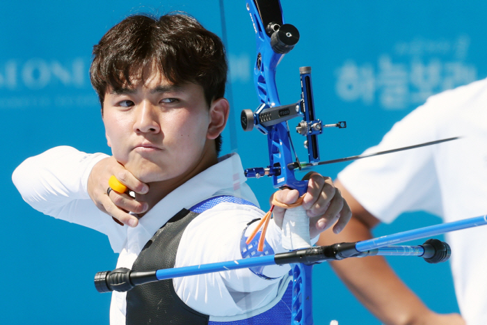 “대이변!” 韓 남자 양궁 김제덕만 남았다, 김우진→이우석 남자 개인전 줄줄이 탈락