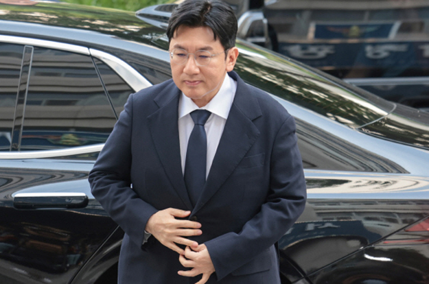 방시혁, 세단타고 경찰 출석..“심려 끼쳐 송구, 조사 성실히 임하겠다”