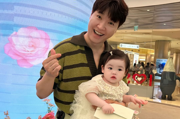 박수홍 딸, 10개월에 父 인기 넘은 '최연소 셀럽'..사진 요청→팬서비스 '척척'
