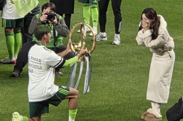 “우승과 함께 시집갑니다” 곽민선 아나, ♥송민규 '트로피' 프러포즈에 'YES'