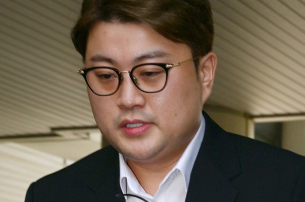 김호중, 교도관 뇌물 요구 피해자였다..수감 중 벌어진 '충격 거래' “3000만원 달라”