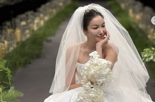 김옥빈, '극비 결혼식 사진 한 장'으로 파급력 폭발...전지현·김연아급 '초호화 웨딩'