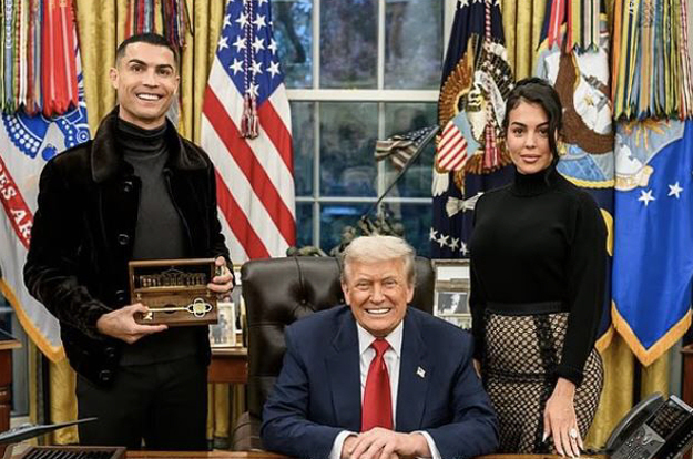 트럼프→호날두에게 준 깜짝선물 '황금열쇠'..일론 머스크 등 '최애'만 주는 특별선물