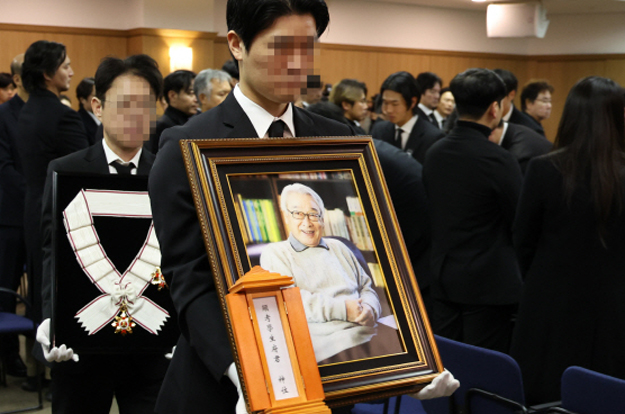 “선생님, 잊지 않겠습니다”..국민배우 이순재, 후배들 눈물 속 영면