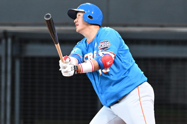 2루타 2개에 예고 홈런까지. '조선의 4번타자'가 또한번 일본 맹폭. “이종범 선배에게 홈런 친다고 말했는데…”