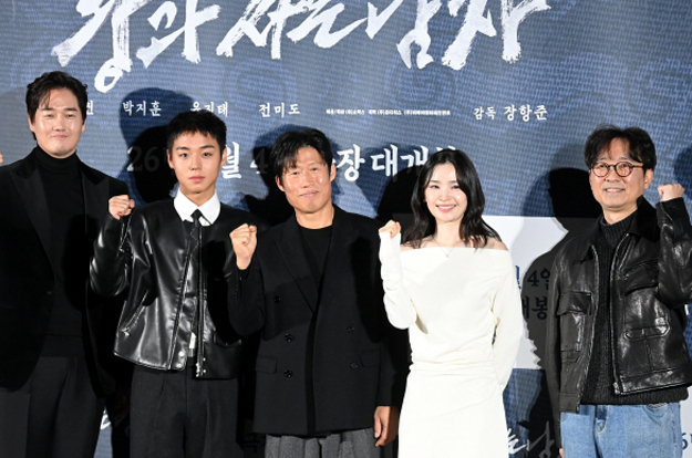 “♥김은희 촉 좋아”..'왕과남' 장항준 감독, 유해진·박지훈 손 잡고 흥행 도전