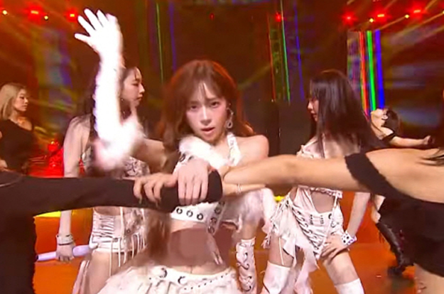 윈터, '정국 열애설' 후 커플 타투 가리고 등장..여론 의식했나