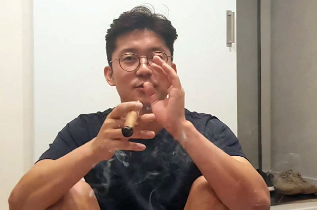 김대호, 2억 단독주택 실내서 시가 흡연 인증 '연기 솔솔'...“리필하러 가고파”