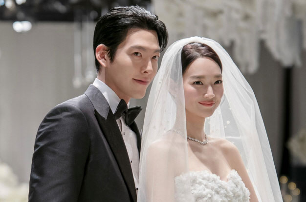 “김우빈 '낫게 해달라' 공양미 머리에 이고 기도한 신민아”…법륜스님도 감동, 세기의 결혼