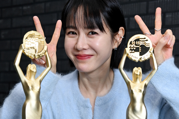 [단독] “쌍둥이 임신했다더니”..손예진, '국민 첫사랑'에서 '현빈 끝사랑' 된 멜로퀸의 3막(청룡 수상인터뷰)