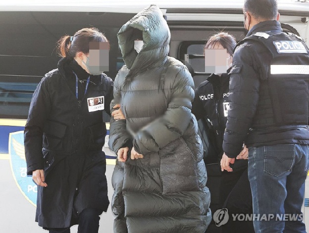 ‘재벌 3세’ 황하나 구속 때 입은 패딩 화제..“400만 원대 명품”