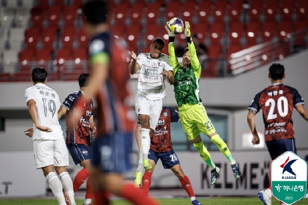 [단독]“정정용을 위한 선물” 라데시마 전북 현대, K리그 최강 NO.1·NO.2 GK 구축! '정정용 제자+포텐 폭발' 이주현 '전격영입'…김정훈은 안양행