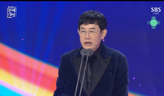 이경규, 공로상 폐지 선언 “내년에 받을 인물 없어, 올해가 마지막” [2025 SBS 연예대상]