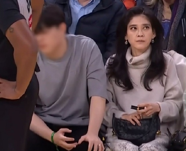 이부진, 서울대 간 장남과 NBA 직관 포착..공 굴러오자 ‘엄마 보호’