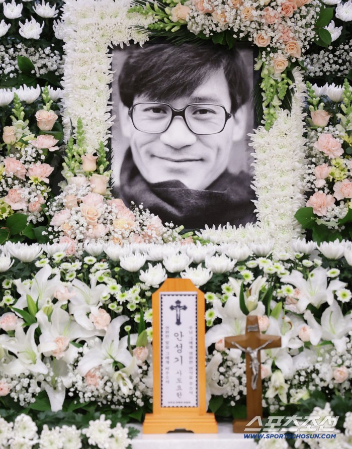 “故안성기 선배 잊지 않겠다”…'눈물' 황신혜→'하트 대신 침묵' 이민정, 애도 물결 계속