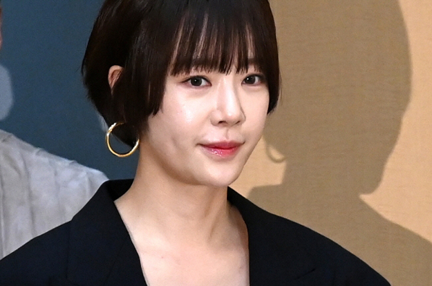 황정음, '43억 횡령'했던 법인, 여전히 미등록..와이원엔터 “전속계약 해지 통보”