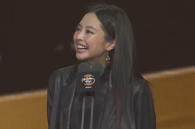 제니, 땀 범벅 수상 소감 “얼굴 엉망이지만 행복”..골든디스크 4관왕