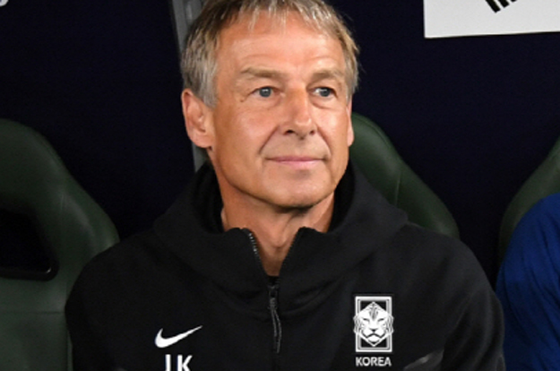 韓 최악의 사령탑 클린스만 충격 근황..손흥민 전성기 망치고 잘 먹고 잘 삽니다 'FIFA 전술 강의'