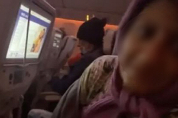 “옆 승객이 내 엉덩이를 베개 삼아 잔다” 기내 황당 영상 화제