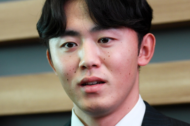 “마무리 후보다” '얼굴은 미소년, 구위는 파괴적' 레전드의 원픽, “아쿼 중 최고” 출국길 '반전 매력'