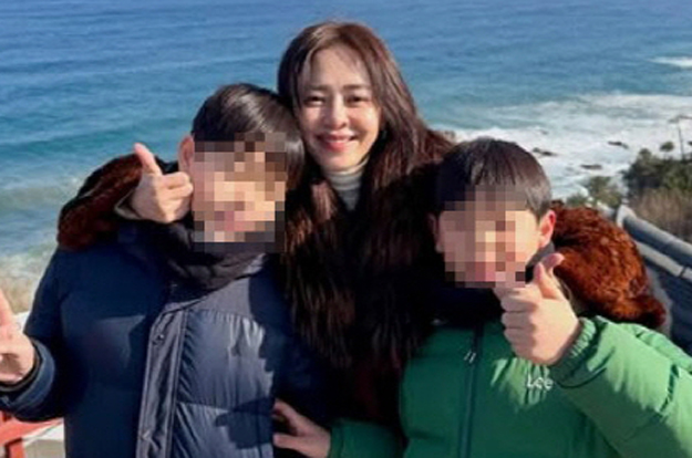 '이혼 3년 만에 열애' 강성연, 가족 사진 촬영자는 누구..네티즌 “남친 각”