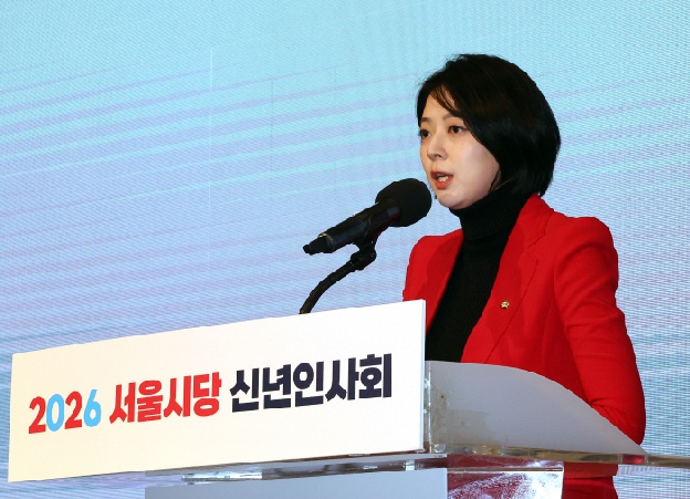 “아동 학대” 비판에도 한술 더 떠… 배현진 의원, 이번엔 명함 사진 공개 응수