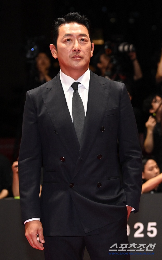 [단독] 하정우 “결혼? 하게 되면 여름에 할까 했는데...교제 맞지만 결혼 미정입니다”