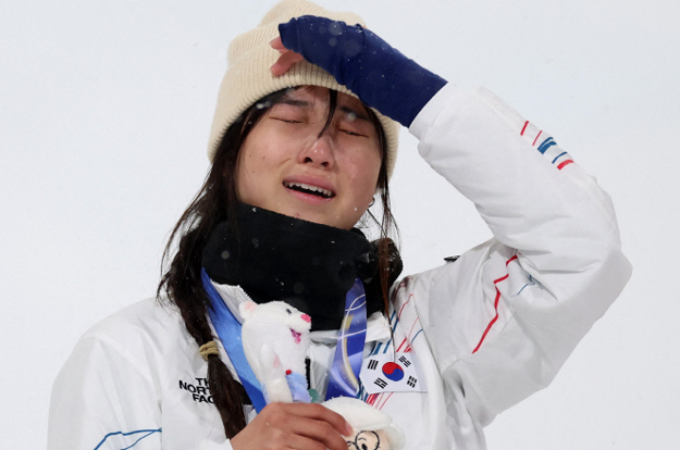 “어떻게 저 다리로” 금메달 대관식서도 '절뚝절뚝', 전 세계의 탄식 '이건 기적이야'..'천재' 최가온