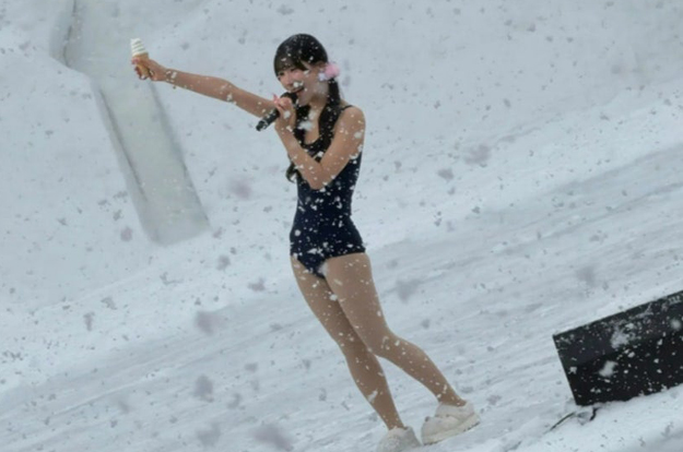 영하 눈축제서 ‘수영복 무대’..아이돌 그룹, 노이즈 마케팅 논란 확산