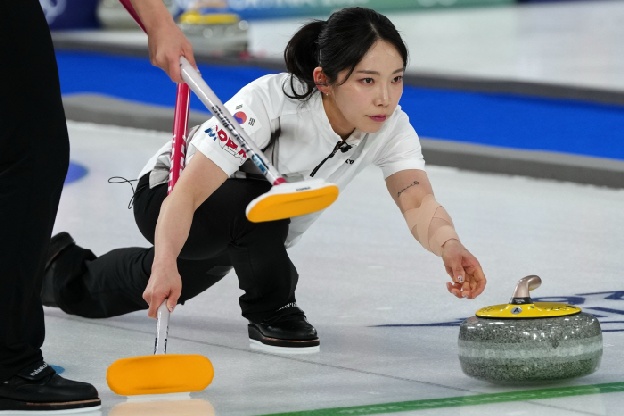“아름다움에 압도됐다” 비주얼 폭발 韓 컬링에 日 감탄 또 감탄→벤치에 앉은 김수지에 “압권의 존재감”