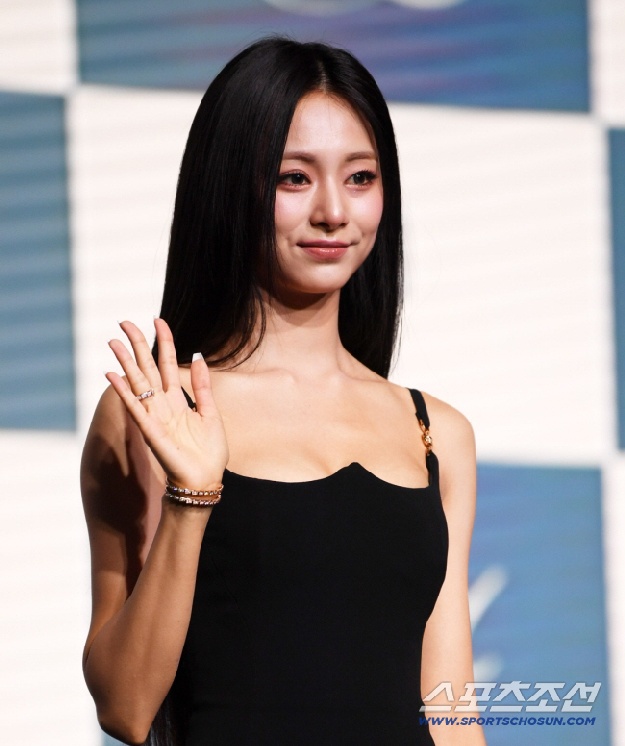 쯔위, “다리 살 빼라” 무례한 팬에 사이다 일침…“돈 아껴서 써라”