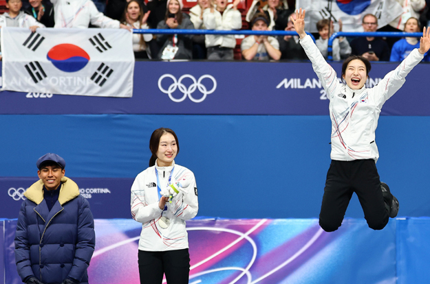 “전설 중의 전설” 'GOAT' 새 역사 쓴 최민정, 보석같은 눈물..김길리 '금빛 질주', 조연 역할로 길 열어줘