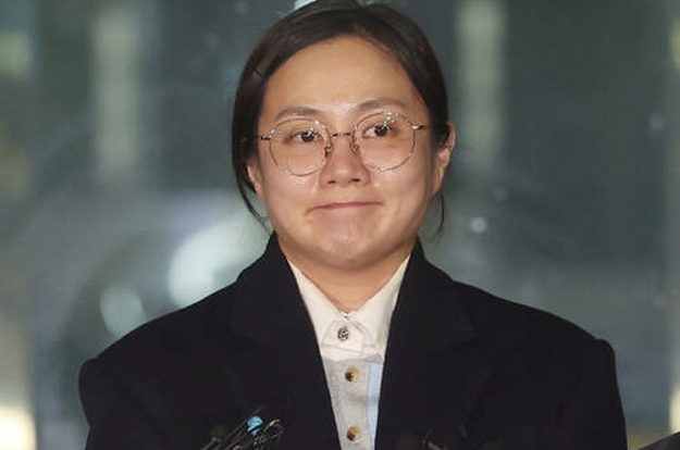 '매니저 갑질 의혹' 박나래, 첫 경찰 조사서 굳은 표정 “사실 아닌 부분 바로잡을 것”