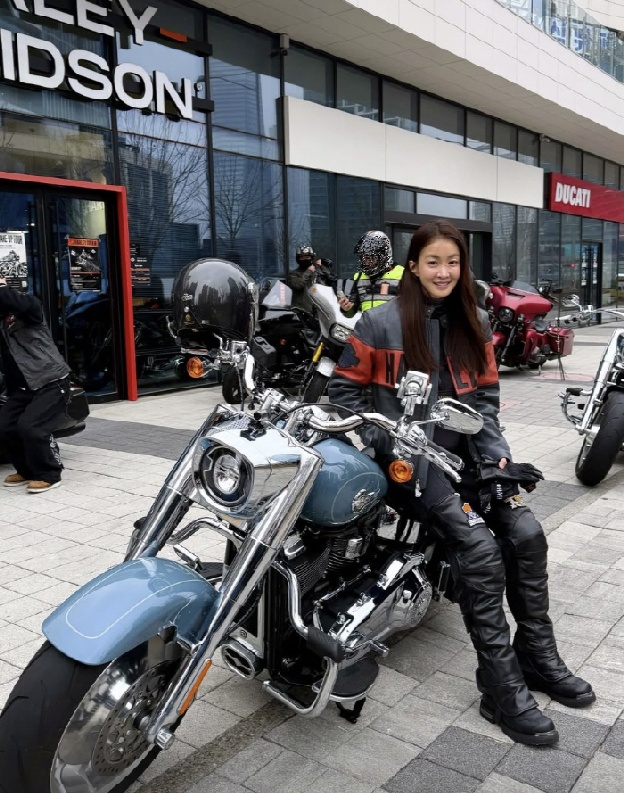 '둘째 출산' 이시영, 몸도 안풀렸는데 또 '과격한 행보'...수천만원 바이크 질주