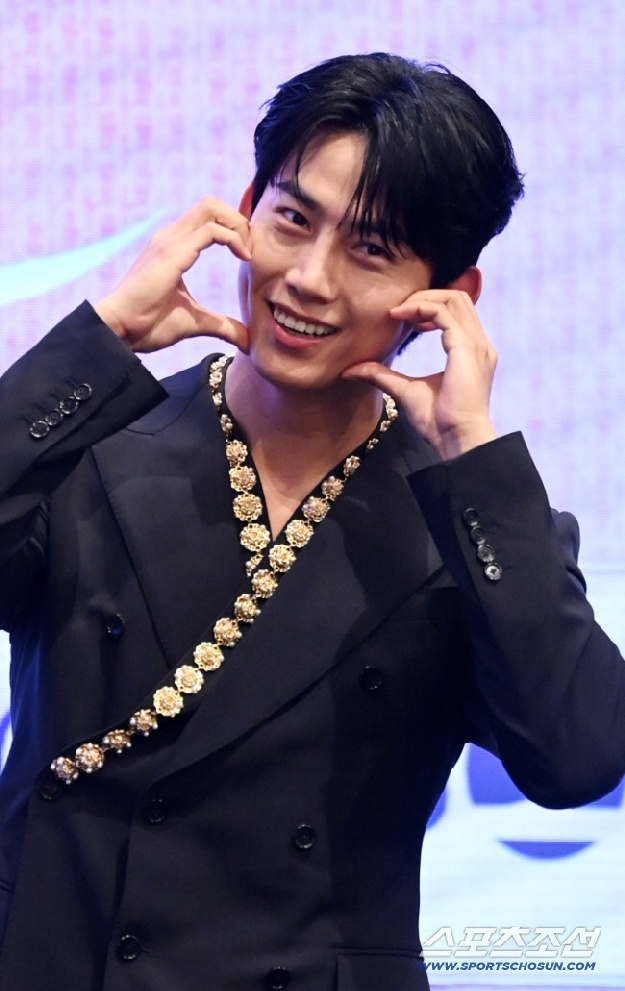 옥택연, ♥4살 연하 연인과 4월24일 결혼 확정…2PM 두 번째 품절남