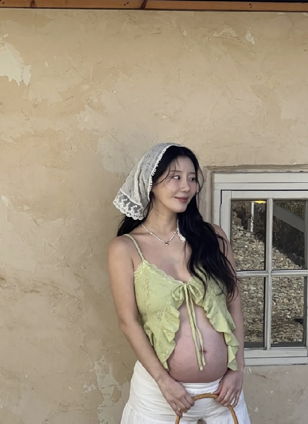 '둘째 임신' 나비, 브라렛 하나 입고 D라인 노출..늘씬한데 배만 볼록