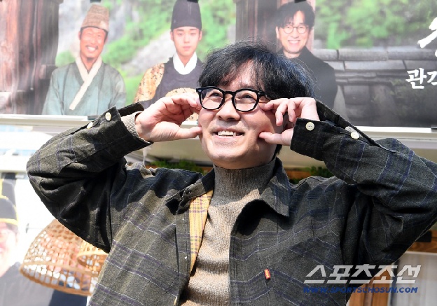 “이게 무슨일이고!”…'왕사남' 장항준, 요트파티 대신 커피차→성형 대신 염색 '희극지왕' 공약 이행