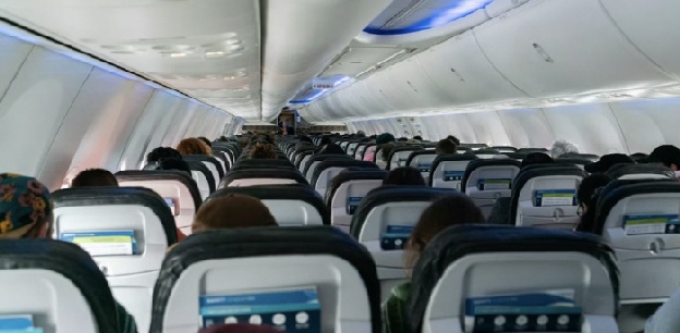 뚱뚱한 승객에 “좌석 두 개 사라” 항공사 논란..“차별적” 반발