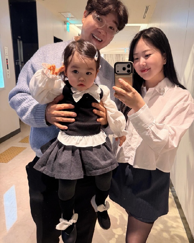 박수홍♥김다예 딸, 17개월에 잭팟 터졌다...18번째 모델 발탁 “축하해”